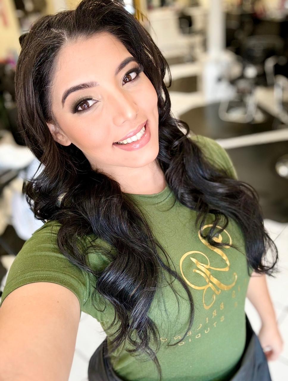 Maquillaje y peinado en cabello oscuro
