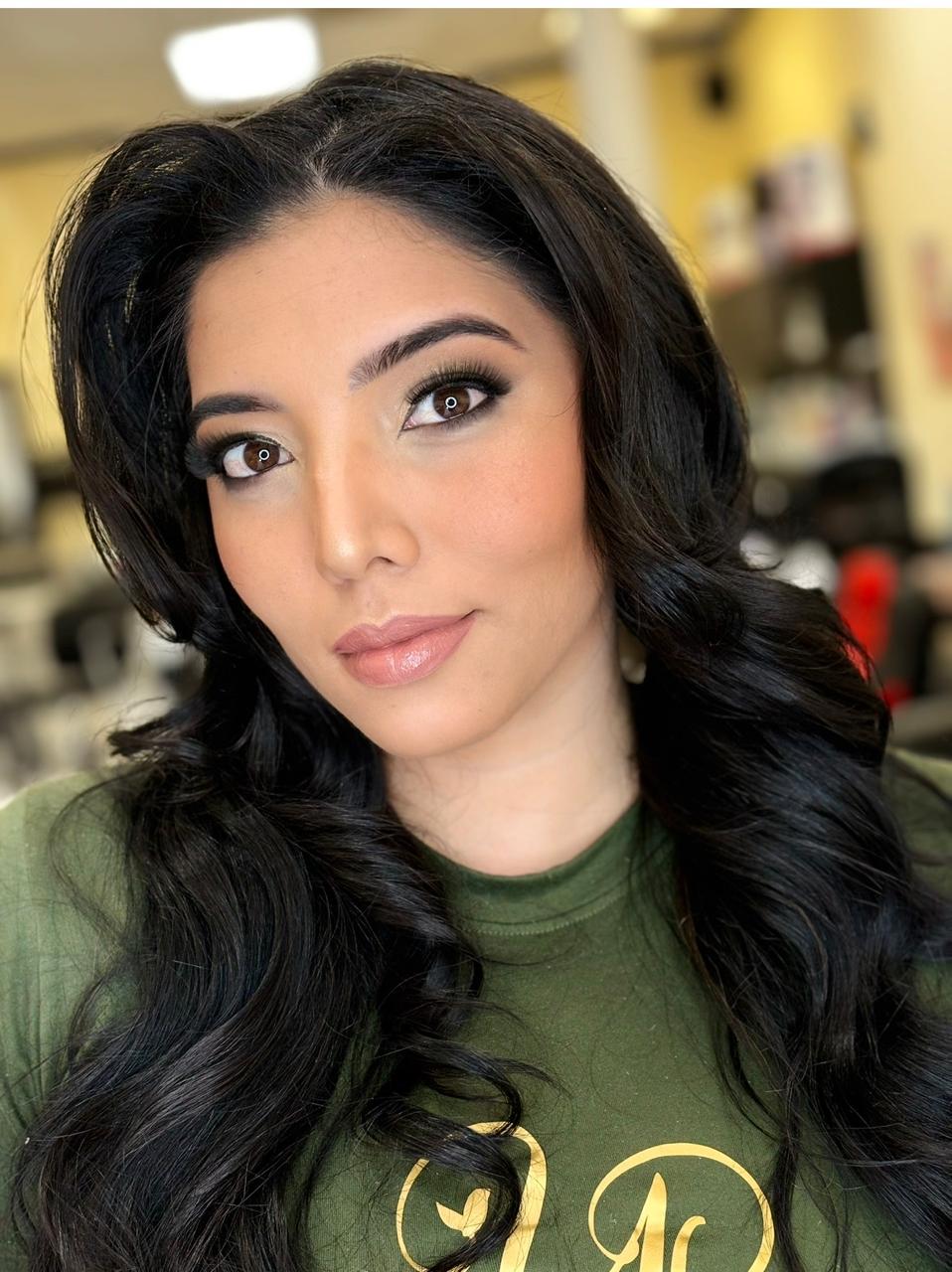 Peinado en ondas sobre cabello negro