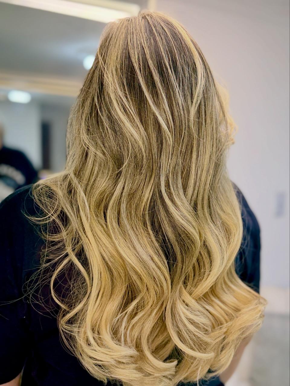 Rubio largo con ondas