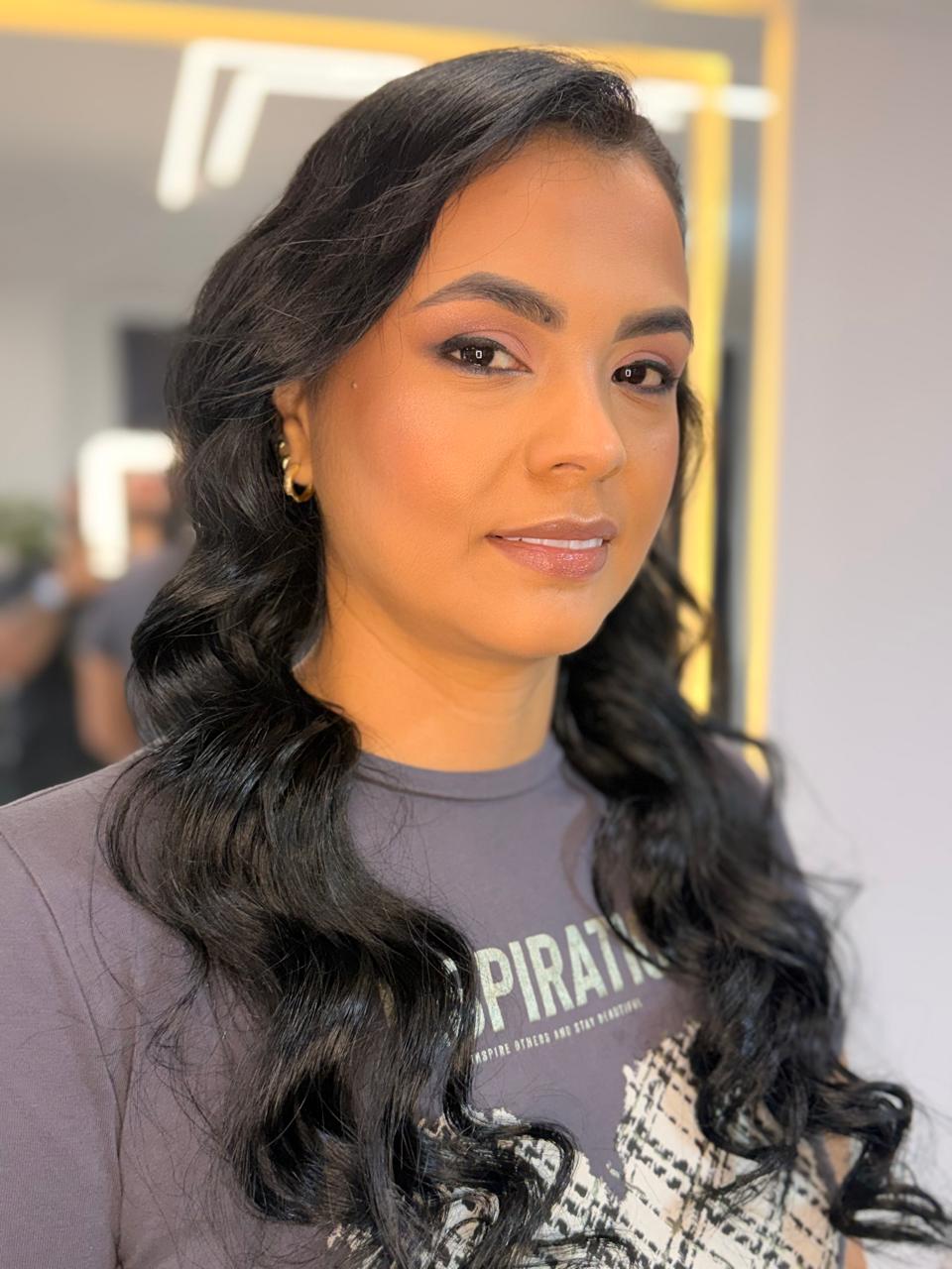 Peinado y maquillaje en cabello oscuro