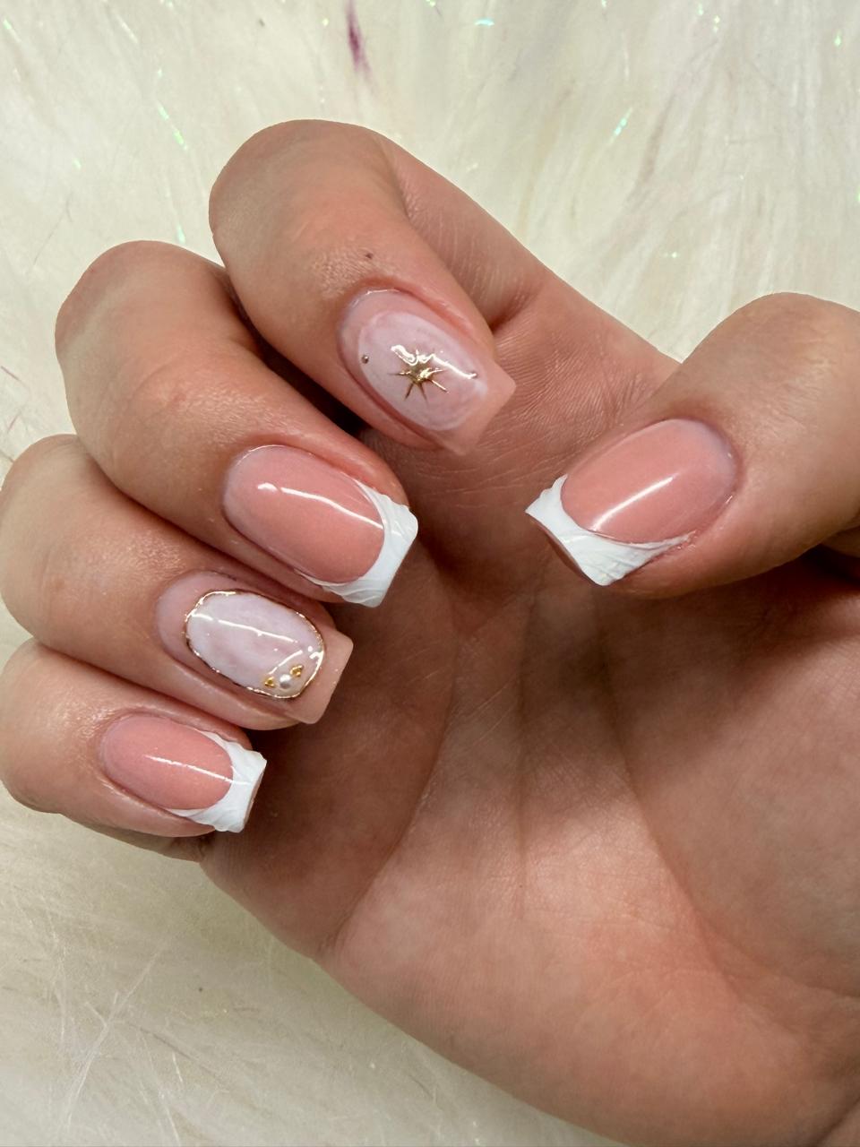 Manicura francesa con decoración
