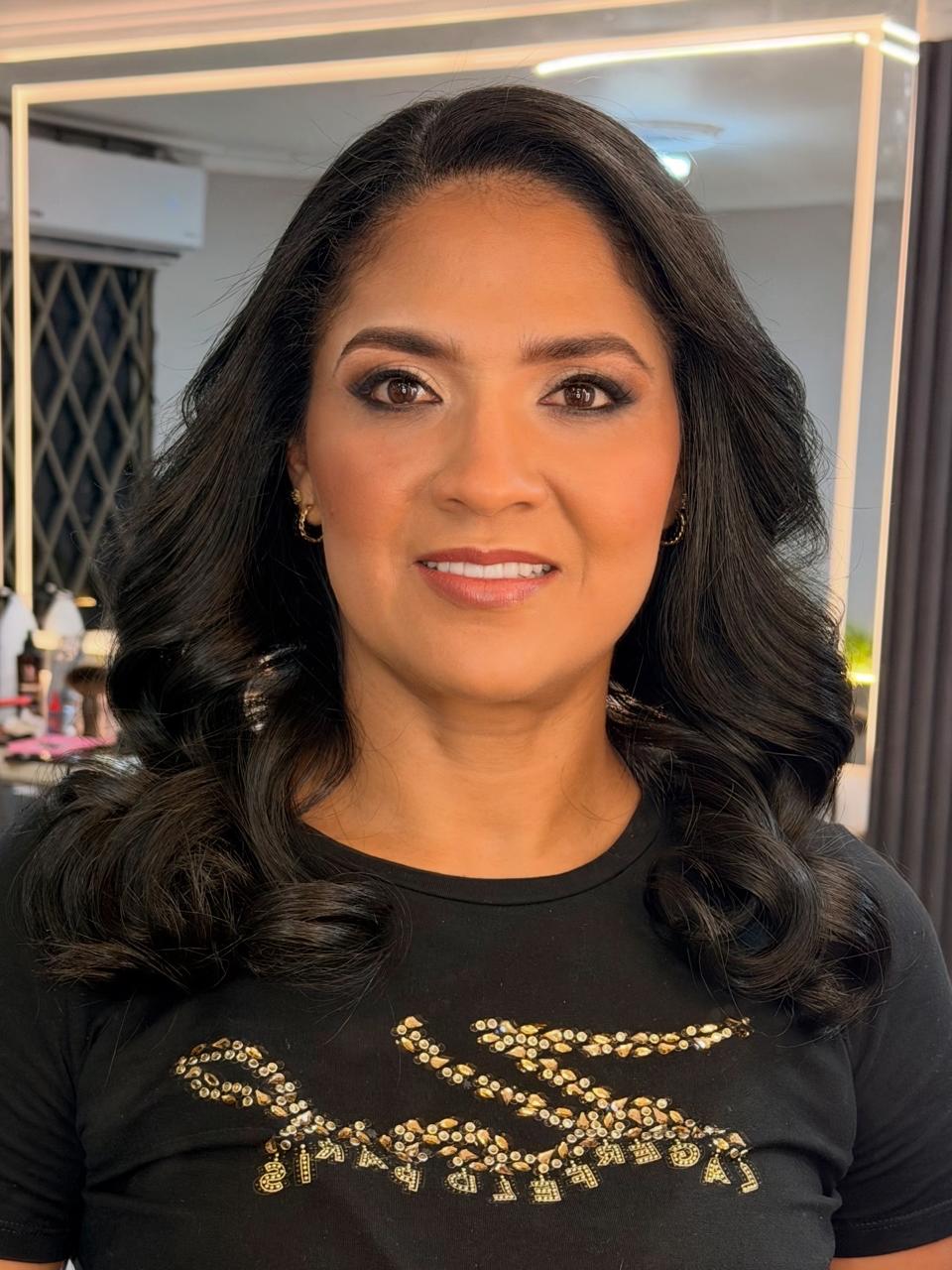 Maquillaje y peinado elegante