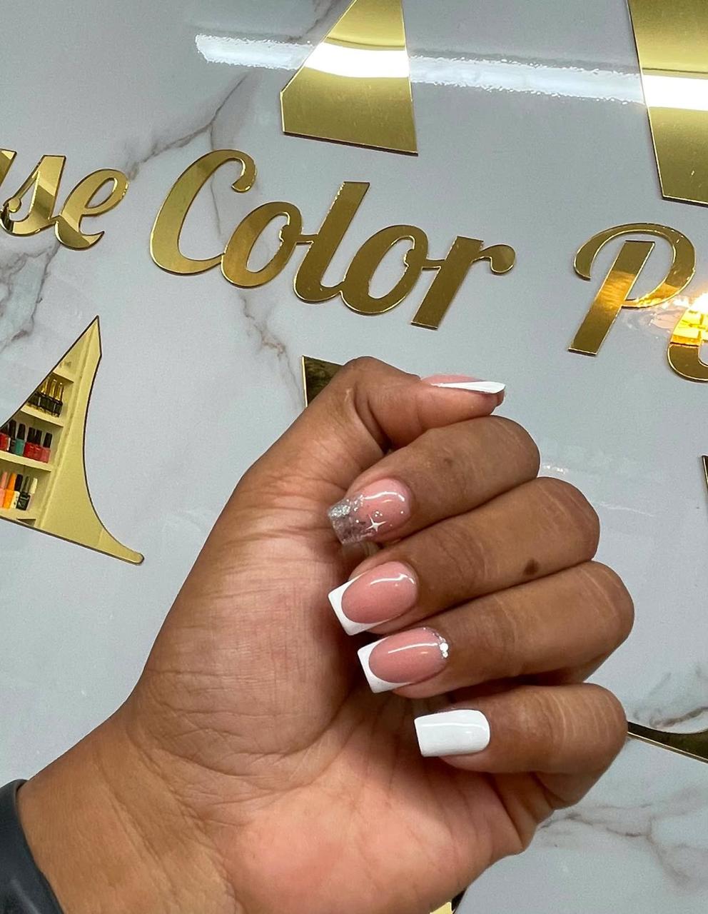 Uñas francesas en el salón